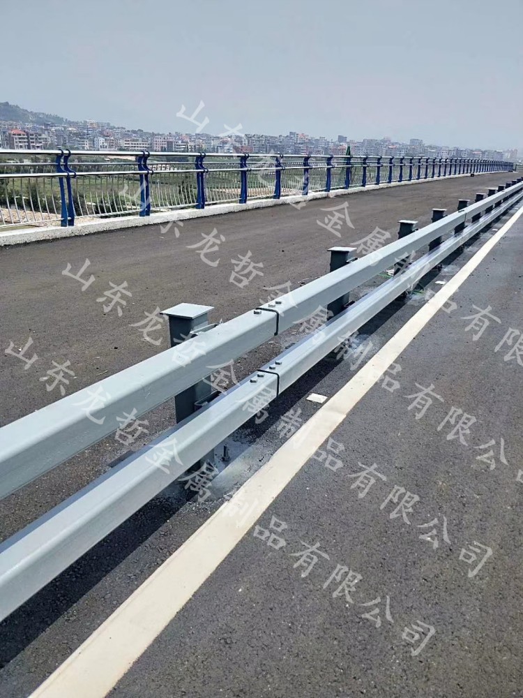 滁州防撞欄桿+不銹鋼復合管護欄工程案例 滁州防撞欄桿+不銹鋼復合管護欄工程案例